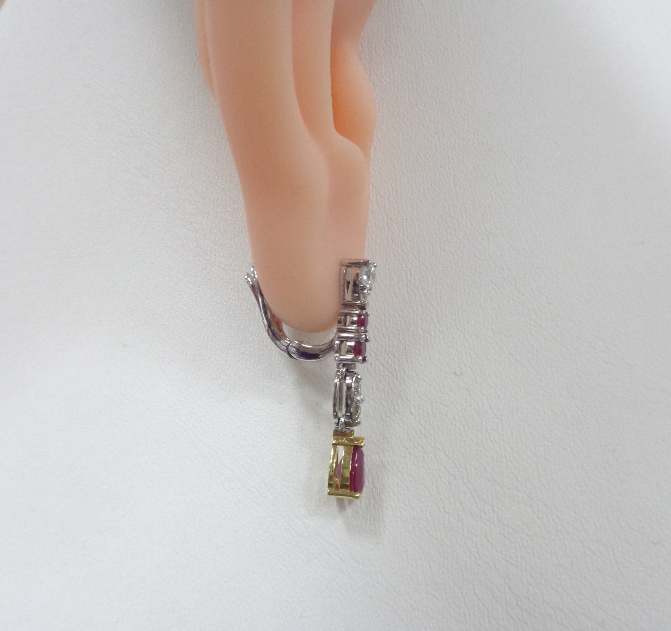 Серьги из комбинированного золота с рубинами